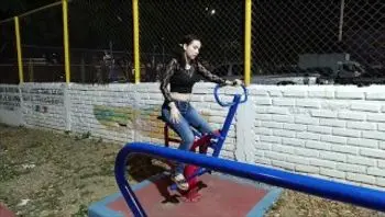 我在公园里看望我的邻居，她正在锻炼——她喜欢看我锻炼-lorenssex