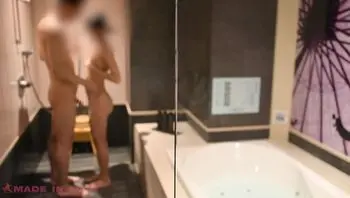 和我的娇小日本女友在浴缸里做爱-made_in_foxy