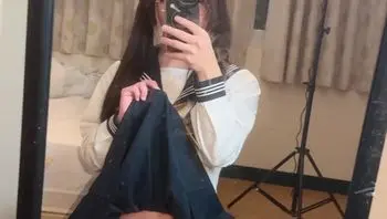可爱的大屌伪娘Aroma穿着水手服在镜子前自慰-aroma