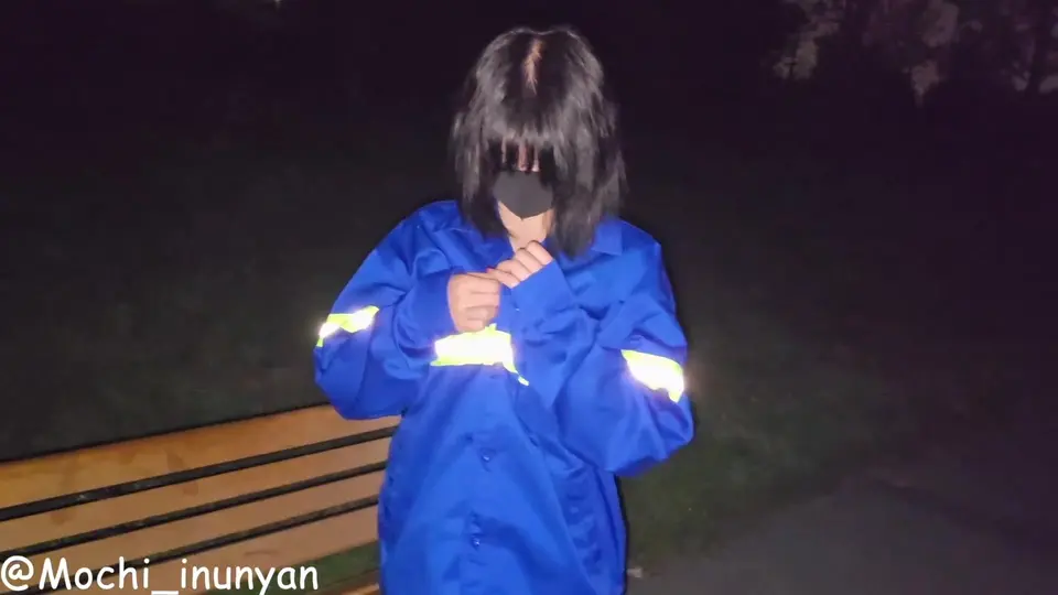 （预览版）穿着环卫工制服的女孩在公园里露出，舔长凳并自慰-mochi_inunyan