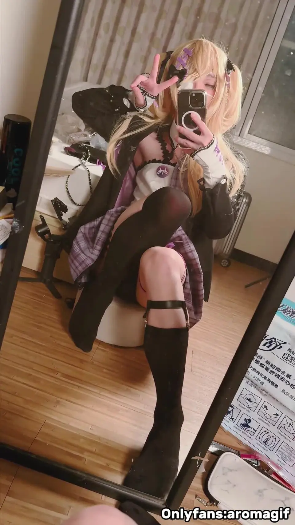 可爱的伪娘Cosplay原神菲谢尔，在镜子前玩弄他的大老二-aroma