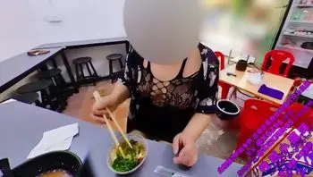 穿着情趣内衣在路边小饭店吃饭-xgxmm95