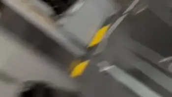 陪老公出差上海，第一次体验了模子哥。老公忙的没空现场刷锅，没看到我被别人射满的样子，于是在机场忍不住了。