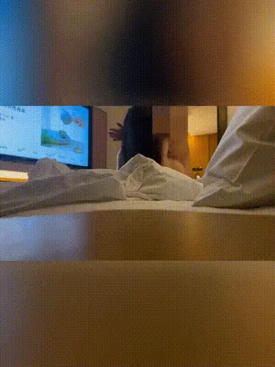 【原来鸡巴打=大真的能找到女神级别女友啊！】男主翻转摄像头的时候我懵了，以为是郎才女貌的一对，没想到单单因为这根粗鸡巴谈上的，这女的也太反差了，一直主动要求后入，还给她颜射了！ 动图预览