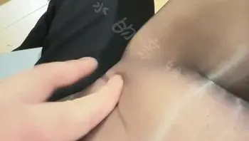 学姐不穿内裤和我一起去找朋友玩，朋友出去了直接把学姐按在她办公桌上操，桌子椅子沙发喷的到处都是水，叫声响彻房间，被操到语无伦次，没有技巧全是狠活，真牛逼！