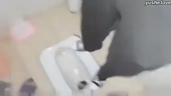 【稀缺-乱伦破处】18岁颜值在线高中生，白虎逼嫩不嫩看的爽不爽狼友们来看就知