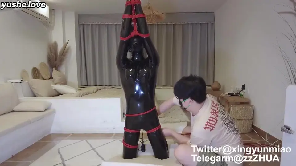 胶衣爪爪半吊调教