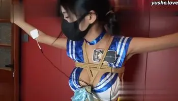 水手服丝袜妹妹双手捆绑 鞭打稚嫩胴体吊起调教浪叫求饶