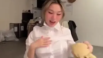 【极品美乳车头灯-精流一地】-逼脸同框，又嫩发育又好真太爽了，上帝视角看小穴拉丝，究极反差女友秒变肉