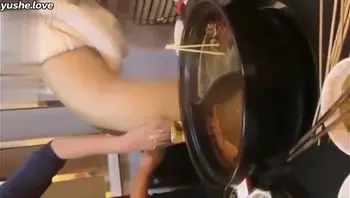 【南航气质空姐】美臀骚逼反差婊，操喷水撒一地板