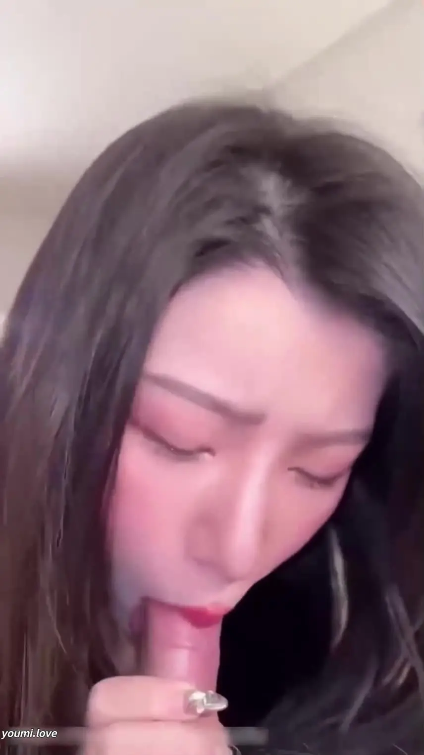 【你这么骚我一个人满足不了你，下次多叫几个人一起操你！】淫荡巨乳少妇极品吊钟乳，完美露脸等待口交深喉爆操！