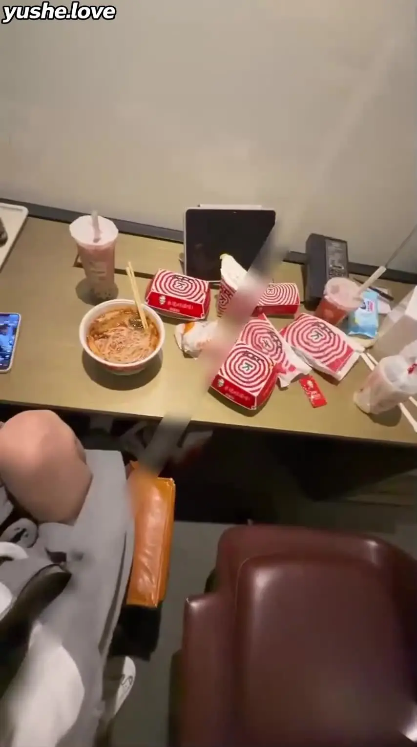 【小帅找鸡的一天vlog，我这大屌中不中啊？太中勒哥！】完美露脸的少萝，咯咯哒vlog看多了，来看看黄毛金主的吧，一晚上操了两次，每次都是无套内射，有钱就是好啊！