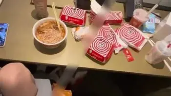 【小帅找鸡的一天vlog，我这大屌中不中啊？太中勒哥！】完美露脸的少萝，咯咯哒vlog看多了，来看看黄毛金主的吧，一晚上操了两次，每次都是无套内射，有钱就是好啊！