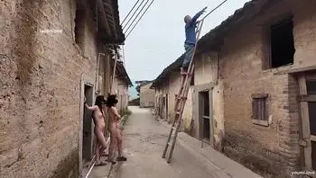 城中村姐妹花故意全裸站在巷子里，主动勾引农民工大爷过来操她们。