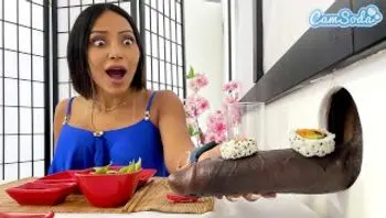 大奶女同性恋徐娘半老 Sushi Glory Hole 体验 - BBC 口活和Cute的亚洲少女-lulu chu