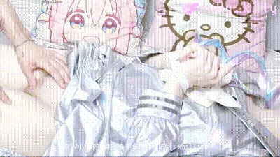 当两根手指插入她的阴户时，可爱会颤抖 |NEEDY STREAMER 过载-milly kitty 动图预览