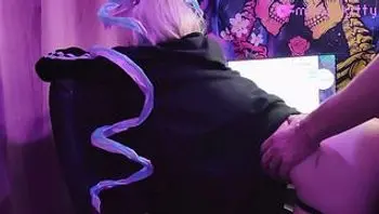 我分散了一个Cute游戏女孩对她最喜欢的游戏的注意力-milly kitty