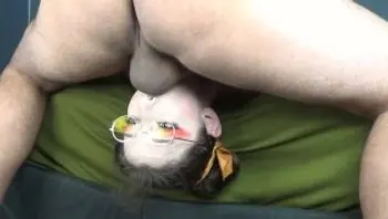 他把我脸上的眼镜搞砸了！极端的头从床上砰砰作响 Facefuck & Pulsating Throatpie-lavender snowe