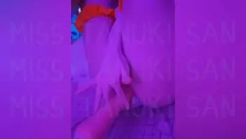 一个 18 岁的女巫万圣节南瓜与她的性爱机器一起玩得很开心，直到她疯狂地达到性高潮。-miss tanuki san