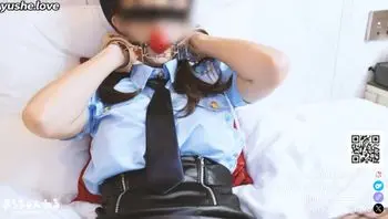 一个穿着暴露、性感迷你裙的女警官接受了SM训练，并被狠狠地操了！在剧烈的抽插下，她的臀部颤抖着，痉挛着达到高潮。-roko hentai jp
