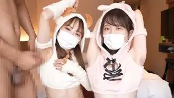 日本女孩给男人一个腋窝，一个动物服装。-cosplayhands
